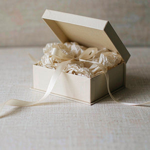 Cream jewellery gift box with tissue and ribbon — Offat