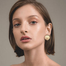 将图片加载到图库查看器，Gold Shell Stud Earrings for Women