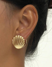 Load image into Gallery viewer, Gold Shell Earrings