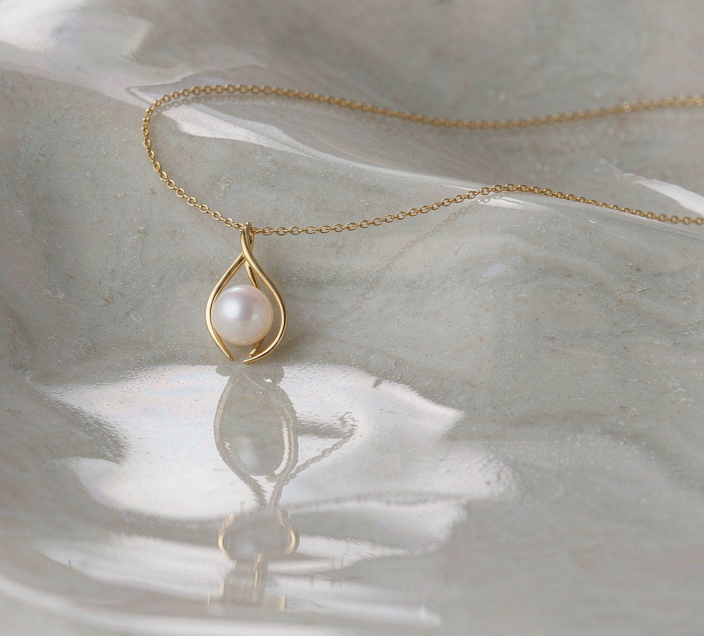 Offat gold pendant holding a freshwater pearl